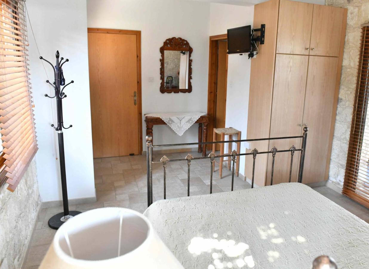 Lasa Black Rock Villa Paphos Extérieur photo